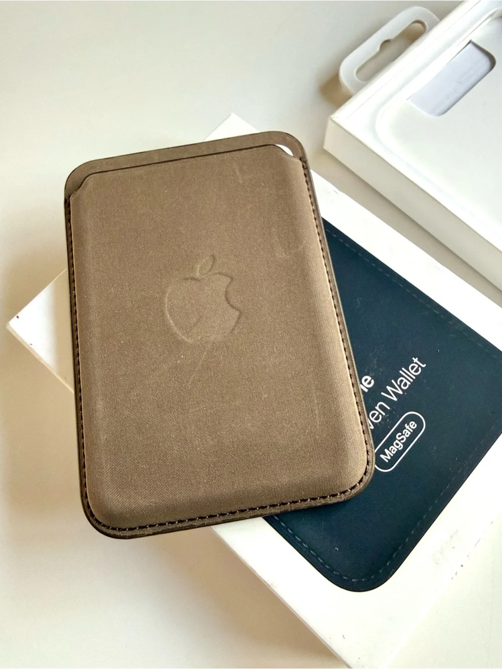 Apple iPhone Fine Woven Wallet MagSafe Brown